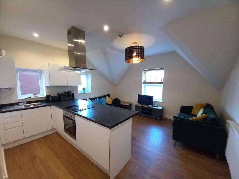 Roomy Penthouse 2 Double Bed Apartment - Spacious - Central Beeston - Free Secure Parking - ノッティンガム エクステリア 写真